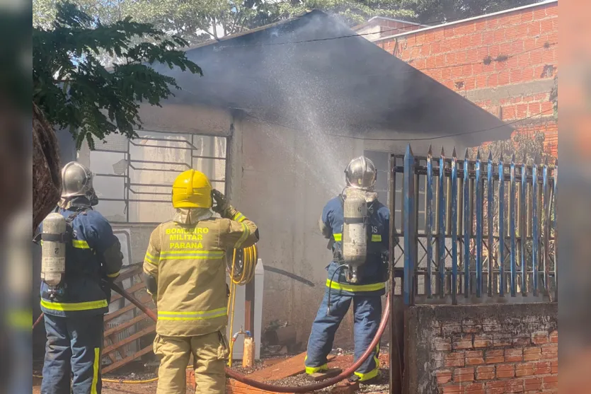 Incêndio destrói casa no Núcleo Marcos Freire em Apucarana; veja
