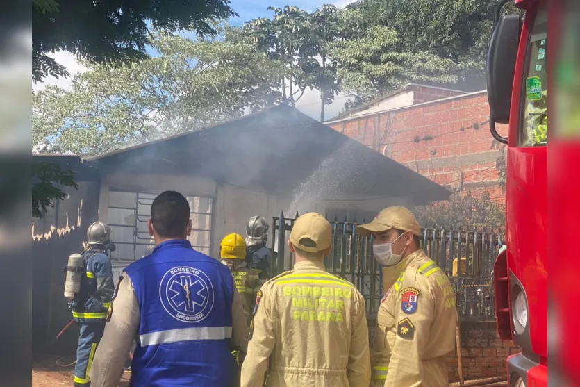 Incêndio destrói casa no Núcleo Marcos Freire em Apucarana; veja