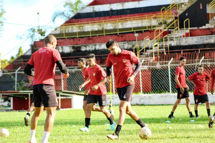  Jogadores treinam no Estádio Olímpio Barreto 