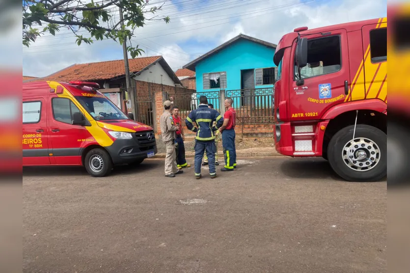  O incêndio foi registrado no final da manhã desta quarta-feira (10), na Rua Carlos Floro de Mello. 