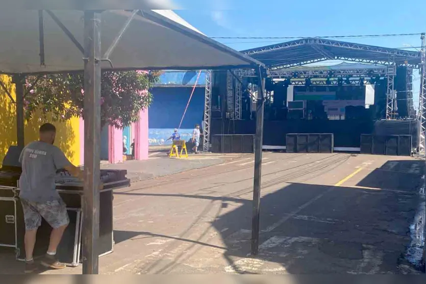  O palco está sendo montado  na Av. Paraná em frente a Praça Padre Tadeu Zienski 