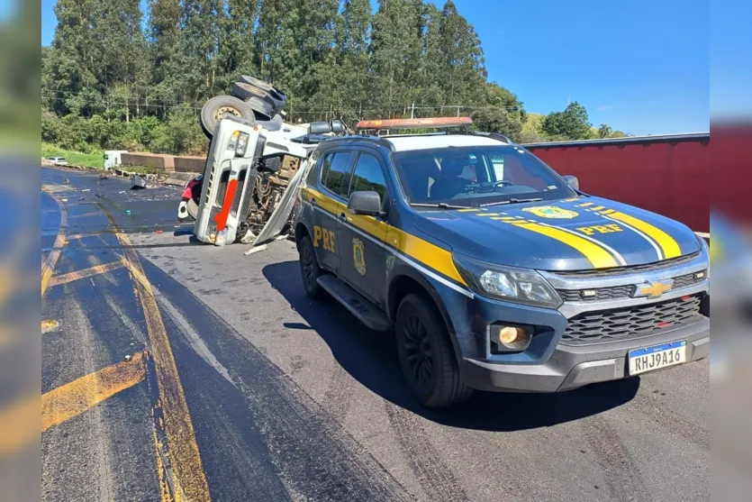  O tombamento ocorreu no quilômetro 326 da BR-376 