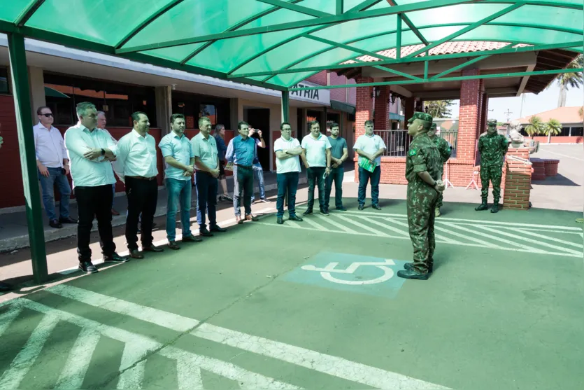 Prefeitos da Amuvi realizam reunião no 30º BIMec em Apucarana