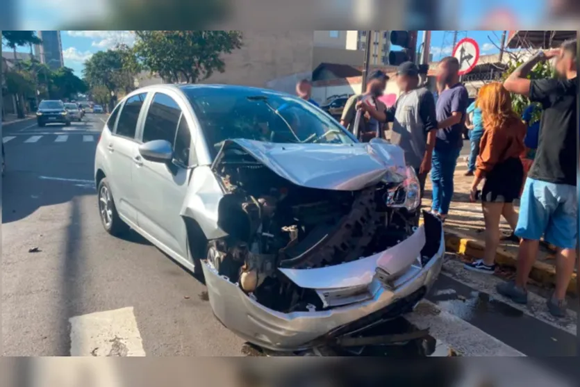  Veículo sobe em calçada e quase invade bar após colisão em Apucarana 