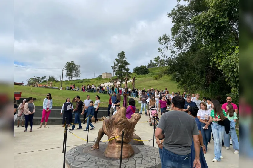 Via Sacra reúne católicos no Parque da Redenção em Apucarana