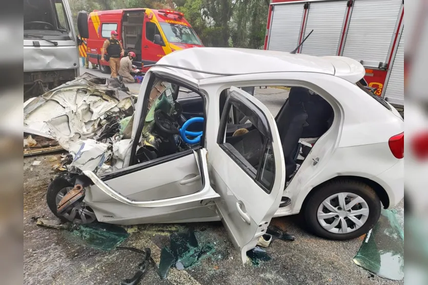  A batida aconteceu próximo à Ponte do Guaraguaçu e envolveu um VW Gol e um caminhão 