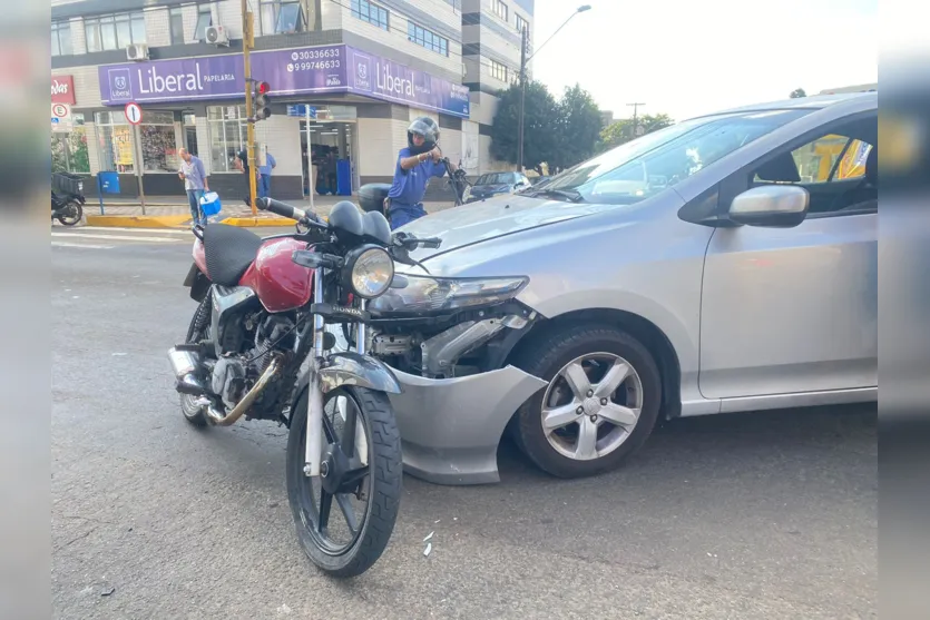  A colisão envolveu um Honda City e uma motocicleta 