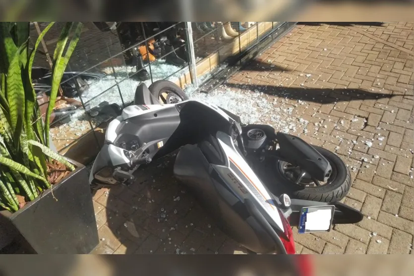  A motocicleta atingiu a vitrine de uma loja 