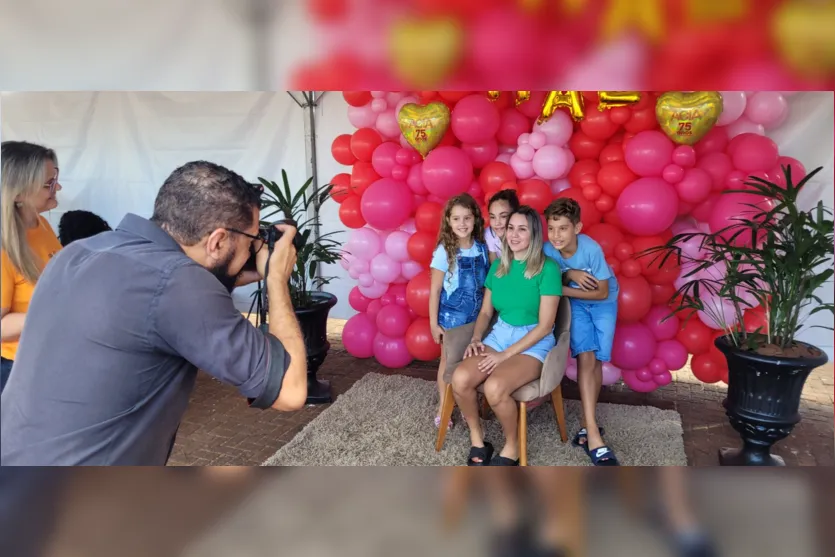 Acia presenteia mães com sessão de fotos e cuidados com a saúde