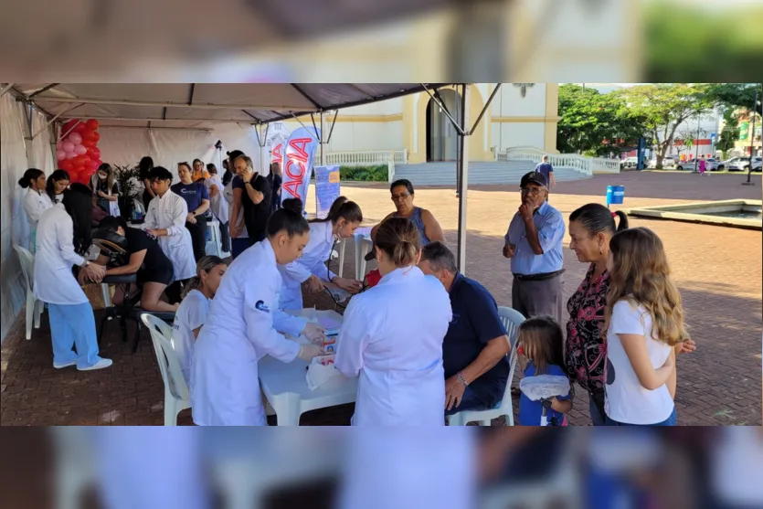 Acia presenteia mães com sessão de fotos e cuidados com a saúde