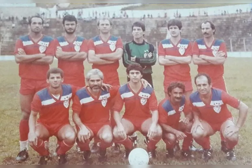  Alvorada FC Campeão do Torneio Primeiro de Maio 1986. (De pé: Expedito , Joãozinho Milico , Estevão , Odenir , Maurício e Solinha.  Agachados: Toxinha , Zé Pequeno , Xanduzinho , Valtinho e Professor Santo Simoni 