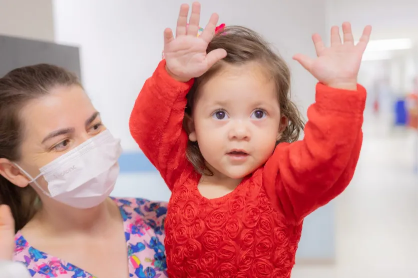 Após 489 dias internada, bebê tem alta de hospital no Paraná