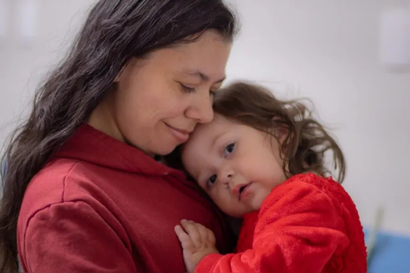 Após 489 dias internada, bebê tem alta de hospital no Paraná