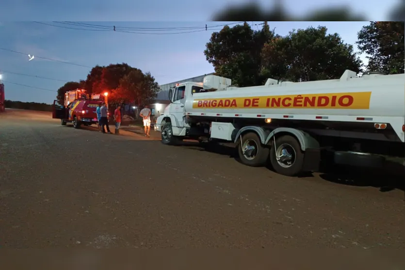 Barracão de recicláveis pega fogo em Jandaia do Sul