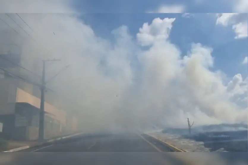  Bombeiros combatem incêndio em Apucarana 