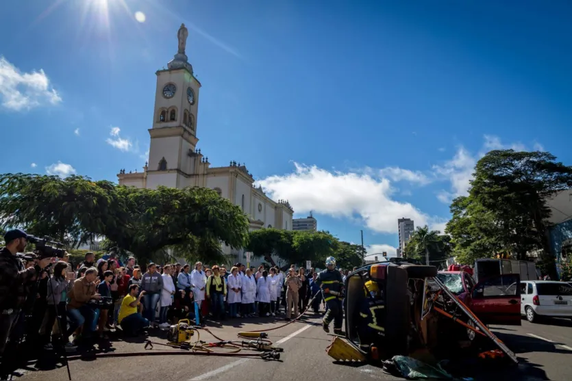  Bombeiros simularam resgate em um veículo capotado 