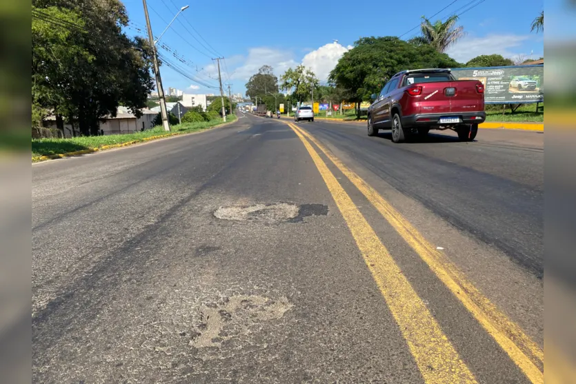  Buracos na pista geram riscos de acidentes 