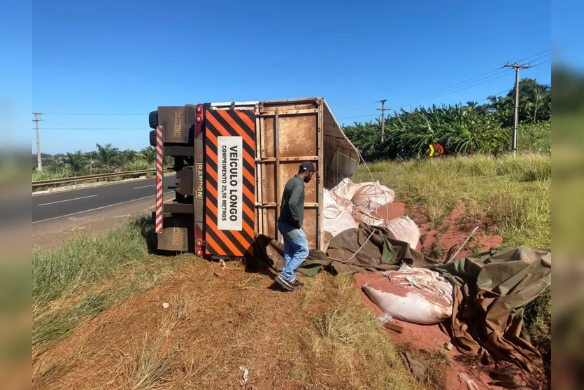Caminhão carregado com adubo tomba na BR-376 em Apucarana