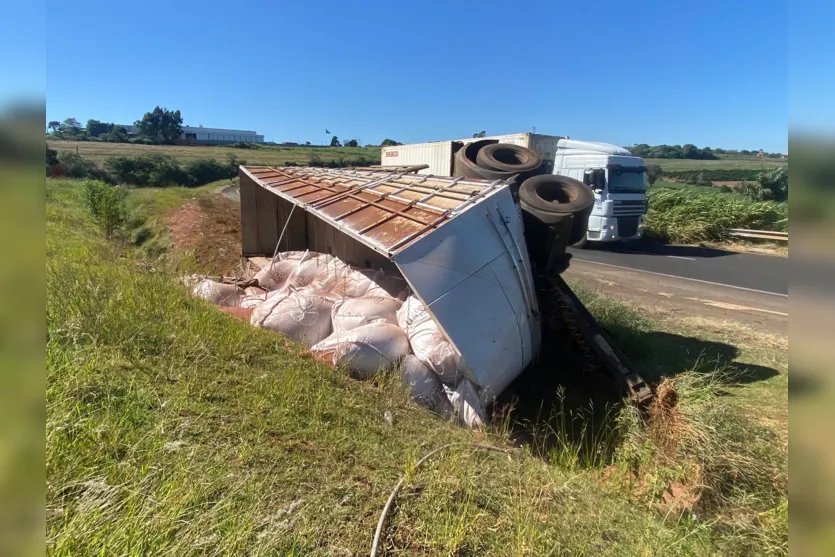 Caminhão carregado com adubo tomba na BR-376 em Apucarana