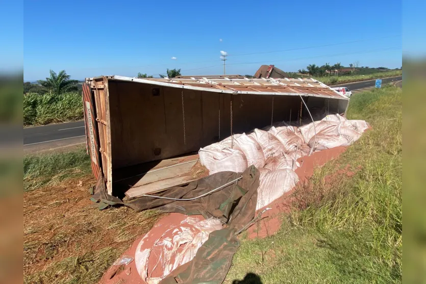 Caminhão carregado com adubo tomba na BR-376 em Apucarana