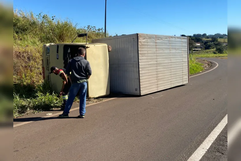  Caminhão com entregas da Shopee e Amazon tomba próximo á Vila Reis 