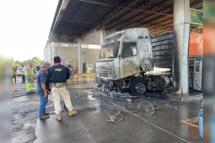  Caminhão pegou fogo dentro de posto 