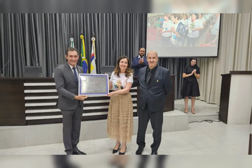  Carla Almeida Colombo, coordenadora do movimento, recebe diploma 