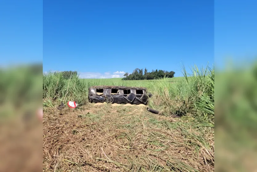 Carreta bitrem carregada de soja tomba na PR-466 em Jandaia do Sul