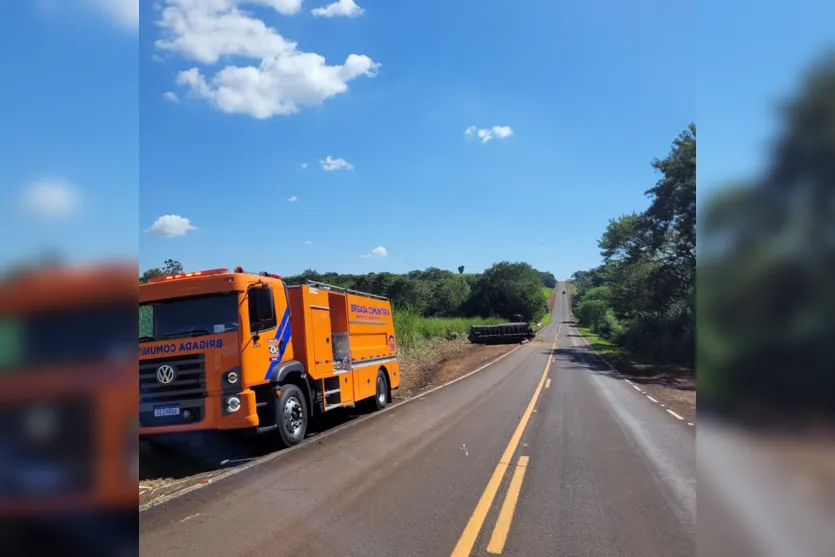 Carreta bitrem carregada de soja tomba na PR-466 em Jandaia do Sul