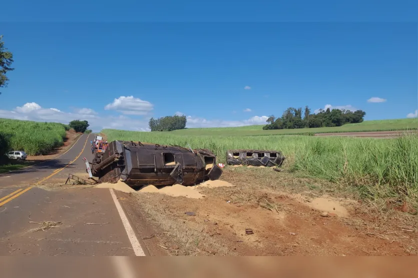 Carreta bitrem carregada de soja tomba na PR-466 em Jandaia do Sul