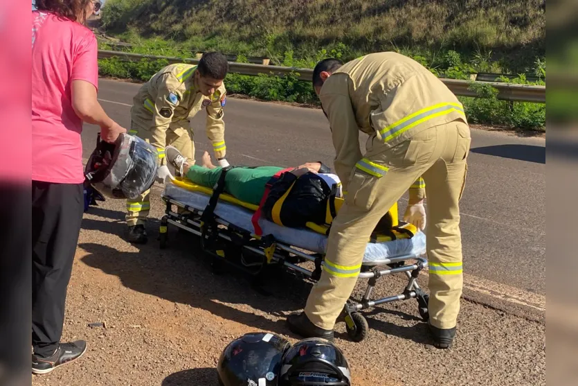  Casal fica ferido ao cair de moto ao passar por buraco no Contorno Sul 