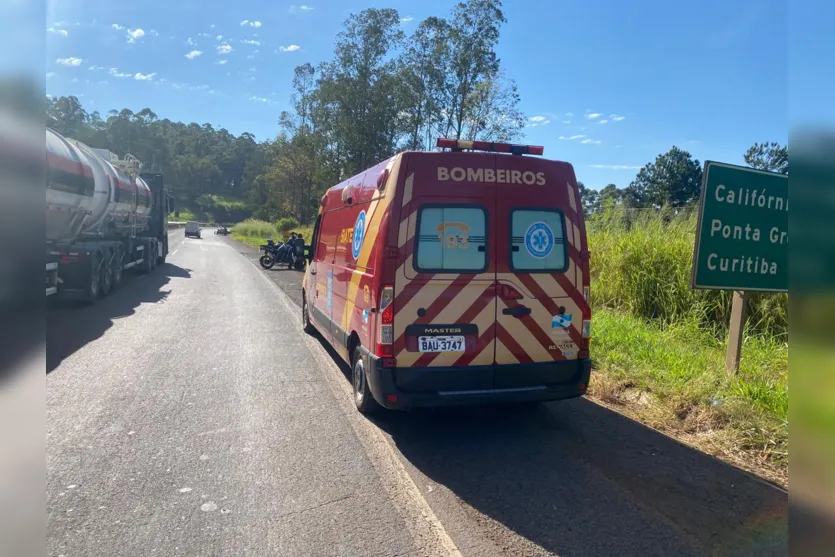 Casal fica ferido ao cair de moto ao passar por buraco no Contorno Sul