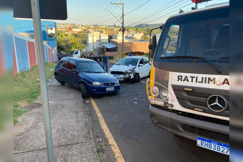  Colisão entre Corsa e Ford Ka deixa três pessoas feridas em Apucarana 