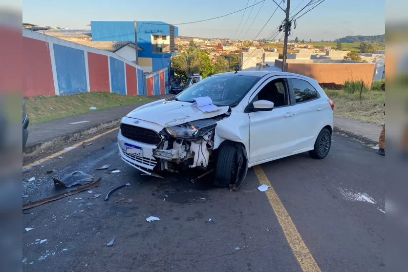 Colisão entre Corsa e Ford Ka deixa três pessoas feridas em Apucarana