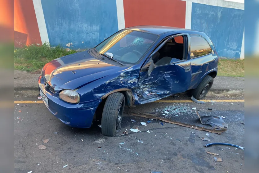 Colisão entre Corsa e Ford Ka deixa três pessoas feridas em Apucarana