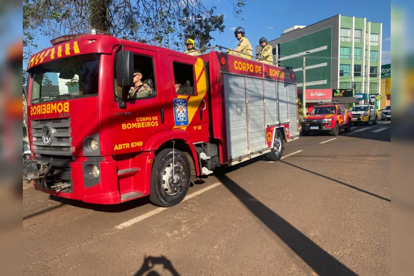  Corpo foi levado em cortejo em um caminhão do Corpo de Bombeiros 