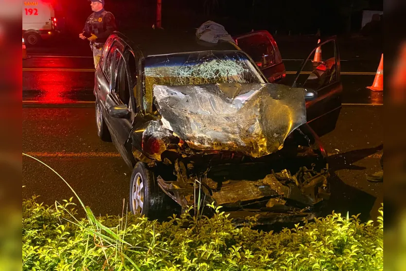  Corsa bateu na traseira de cavalo mecânico 