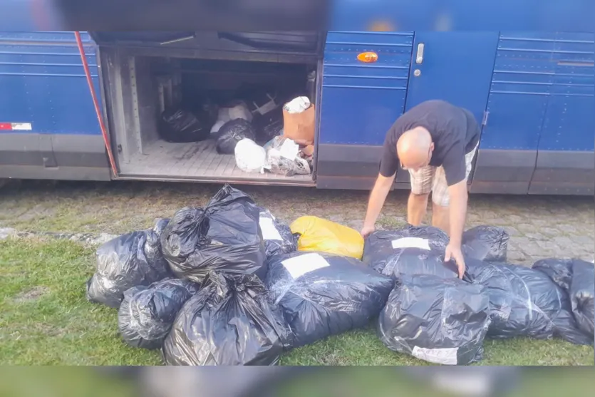  Doações são colocadas no porta-malas do ônibus 