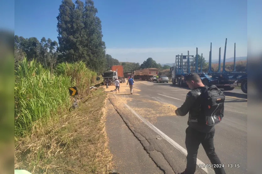  PRF esteve no local sinalizando o trânsito  e registrando a ocorrência 