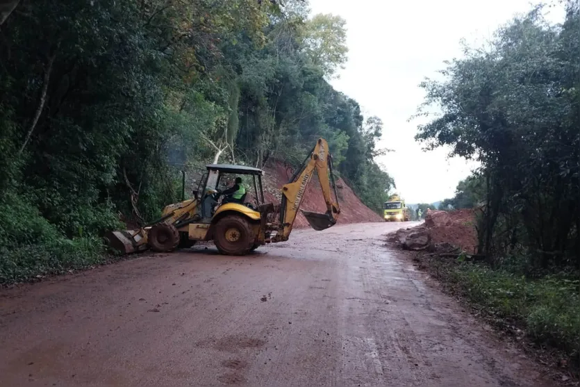 Equipes do DER/PR ajudam a recuperar rodovias de duas cidades no RS