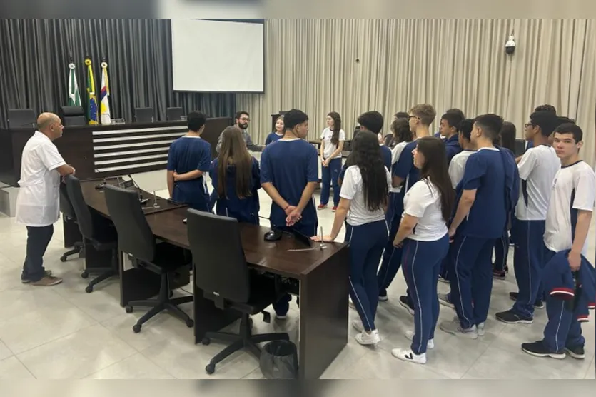 Estudantes visitam Câmara e debatem maior participação na política