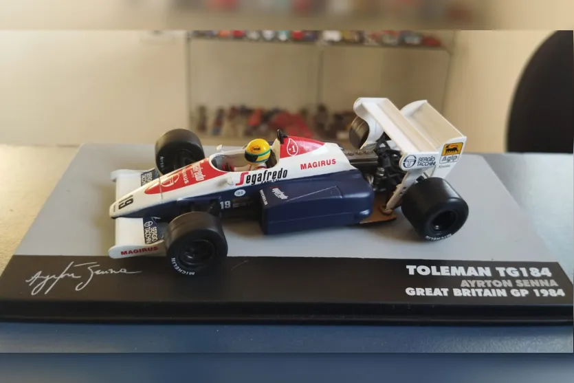 Fã de Ayrton Senna, apucaranense coleciona grande acervo do piloto