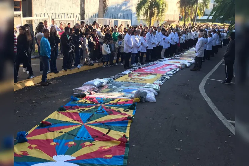 Fiéis lotam ruas de Apucarana na procissão de Corpus Christi