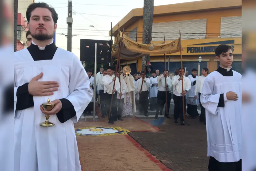 Fiéis lotam ruas de Apucarana na procissão de Corpus Christi