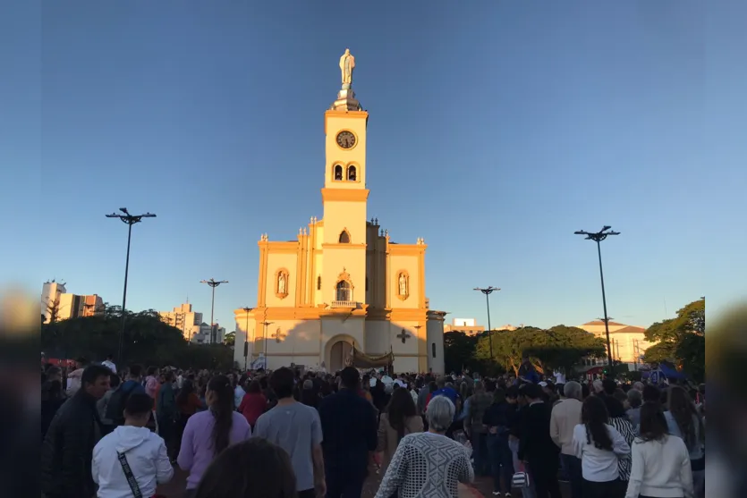 Fiéis lotam ruas de Apucarana na procissão de Corpus Christi