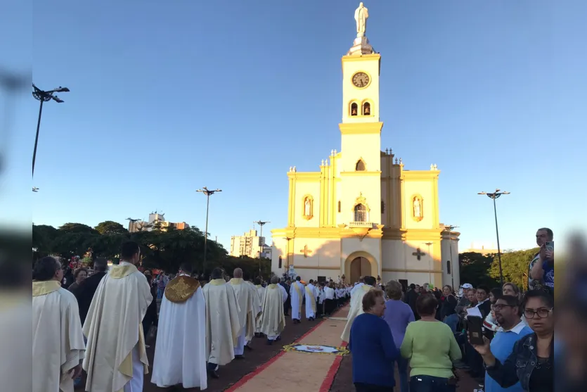 Fiéis lotam ruas de Apucarana na procissão de Corpus Christi