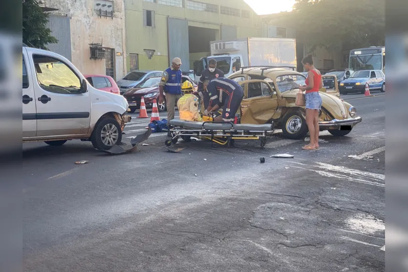  Fusca e Doblo colidiram na Av. Minas Gerais 