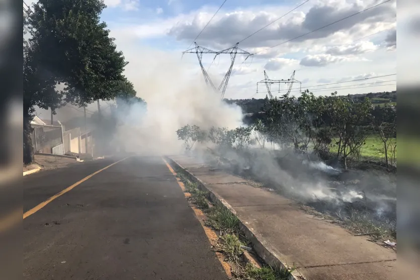 Incêndio atinge vegetação embaixo de torres de energia em Apucarana