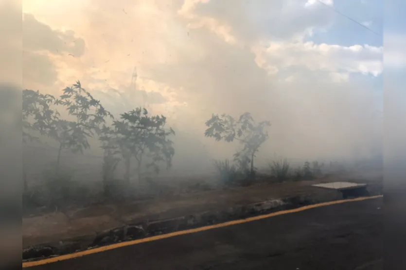 Incêndio atinge vegetação embaixo de torres de energia em Apucarana