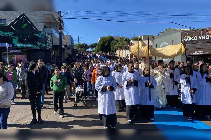  Ivaiporã celebra Corpus Christi com fé e devoção em procissão 